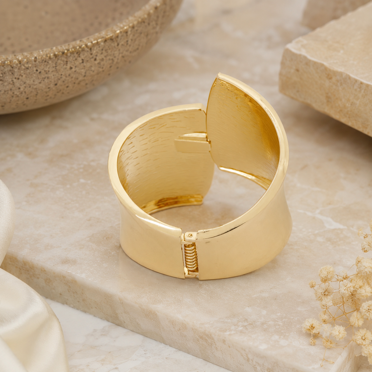 ANUVA Luce Dorata Gold-Toned Sculptural Wave Cuff Stainless Steel